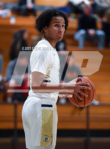 Thumbnail 3 in Mater Dei Catholic vs. Bishop's photogallery.