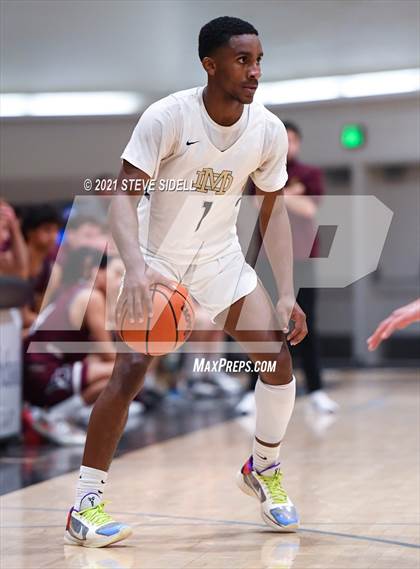 Thumbnail 2 in Mater Dei Catholic vs. Bishop's photogallery.