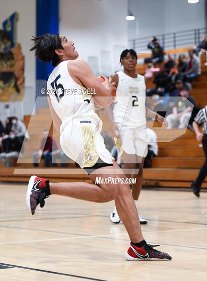 Thumbnail 3 in Mater Dei Catholic vs. Bishop's photogallery.