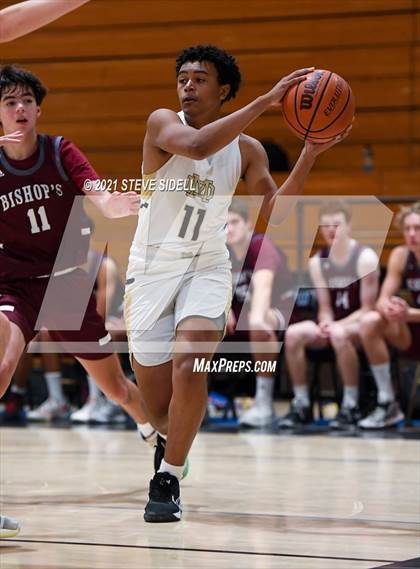 Thumbnail 3 in Mater Dei Catholic vs. Bishop's photogallery.