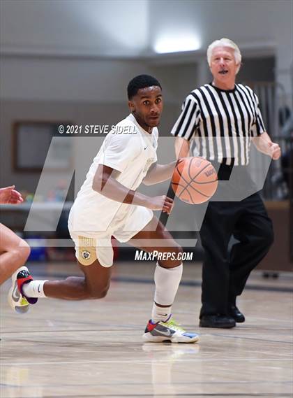 Thumbnail 1 in Mater Dei Catholic vs. Bishop's photogallery.