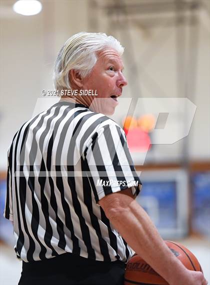 Thumbnail 2 in Mater Dei Catholic vs. Bishop's photogallery.