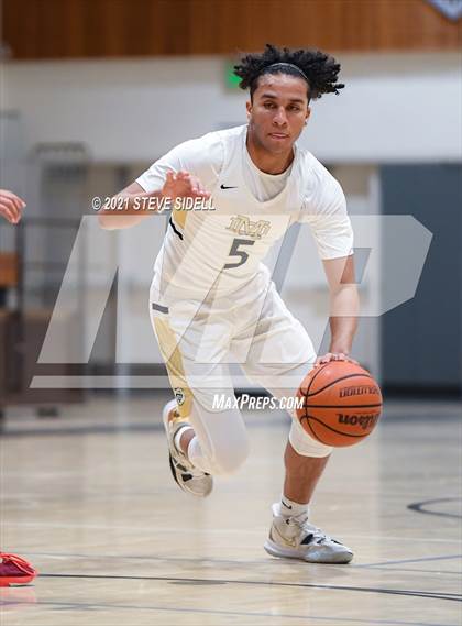 Thumbnail 1 in Mater Dei Catholic vs. Bishop's photogallery.