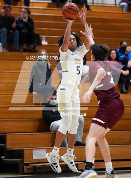 Thumbnail 1 in Mater Dei Catholic vs. Bishop's photogallery.