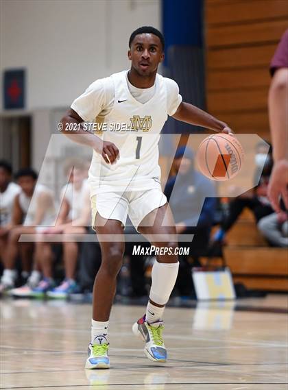 Thumbnail 1 in Mater Dei Catholic vs. Bishop's photogallery.