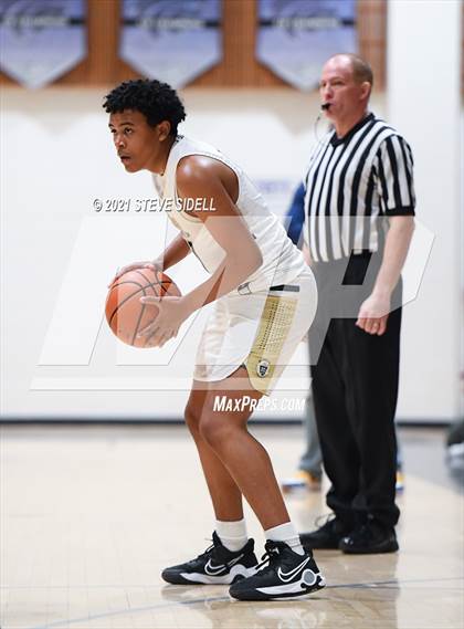 Thumbnail 2 in Mater Dei Catholic vs. Bishop's photogallery.