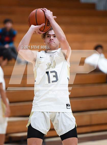 Thumbnail 2 in Mater Dei Catholic vs. Bishop's photogallery.