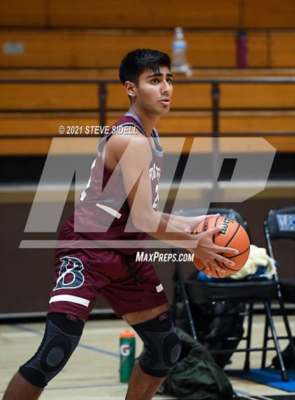 Thumbnail 2 in Mater Dei Catholic vs. Bishop's photogallery.