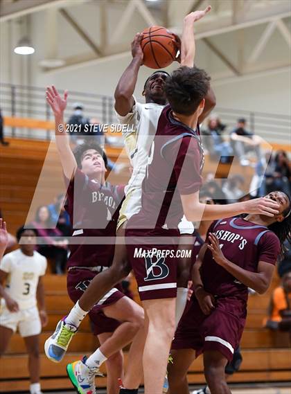 Thumbnail 2 in Mater Dei Catholic vs. Bishop's photogallery.