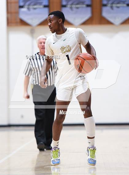 Thumbnail 3 in Mater Dei Catholic vs. Bishop's photogallery.