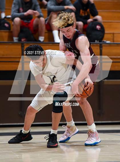 Thumbnail 2 in Mater Dei Catholic vs. Bishop's photogallery.