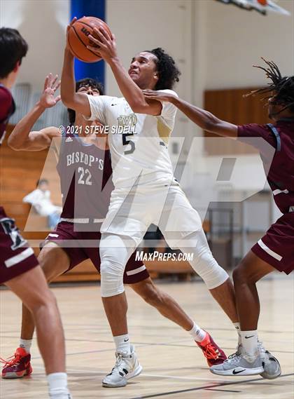 Thumbnail 3 in Mater Dei Catholic vs. Bishop's photogallery.