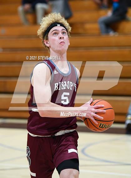 Thumbnail 3 in Mater Dei Catholic vs. Bishop's photogallery.