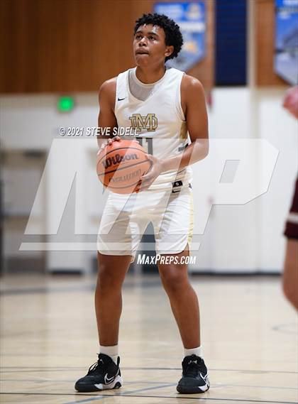 Thumbnail 1 in Mater Dei Catholic vs. Bishop's photogallery.