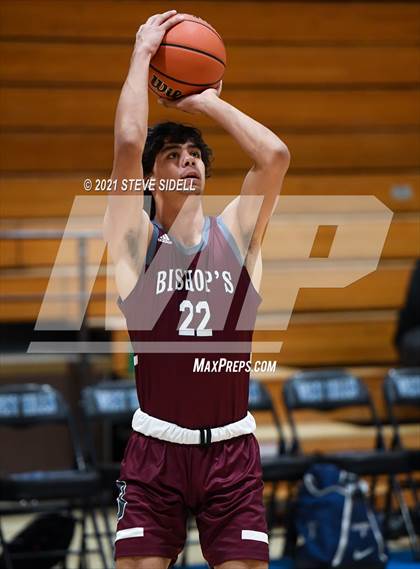 Thumbnail 3 in Mater Dei Catholic vs. Bishop's photogallery.