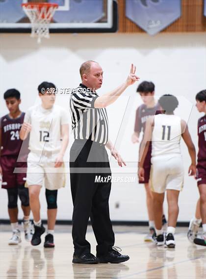 Thumbnail 3 in Mater Dei Catholic vs. Bishop's photogallery.