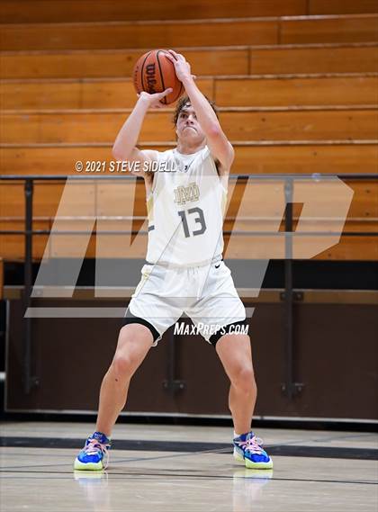 Thumbnail 2 in Mater Dei Catholic vs. Bishop's photogallery.