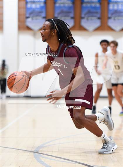 Thumbnail 1 in Mater Dei Catholic vs. Bishop's photogallery.