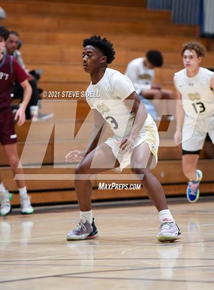 Thumbnail 2 in Mater Dei Catholic vs. Bishop's photogallery.
