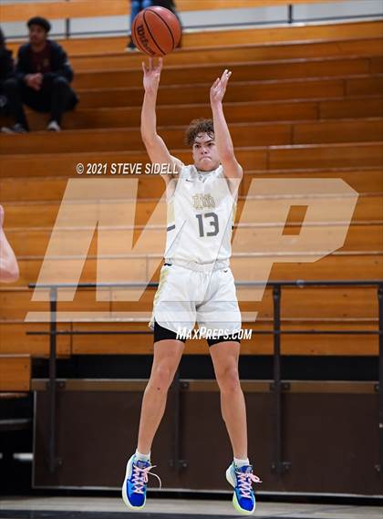 Thumbnail 3 in Mater Dei Catholic vs. Bishop's photogallery.