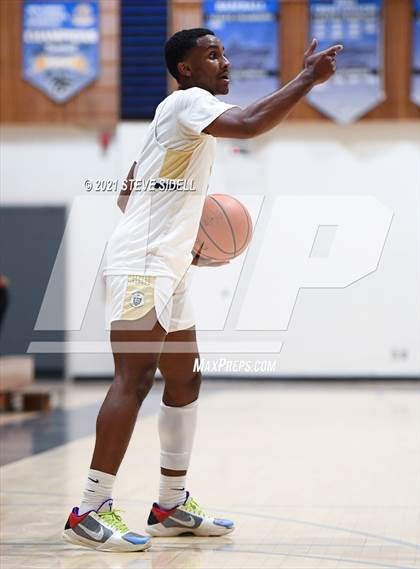Thumbnail 2 in Mater Dei Catholic vs. Bishop's photogallery.