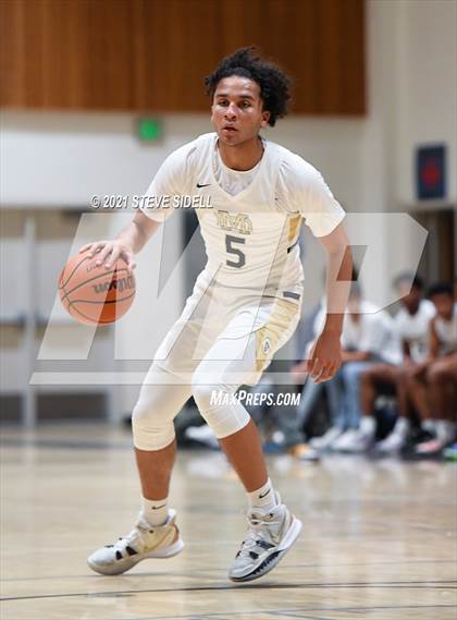 Thumbnail 3 in Mater Dei Catholic vs. Bishop's photogallery.