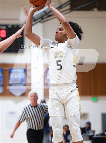 Thumbnail 2 in Mater Dei Catholic vs. Bishop's photogallery.