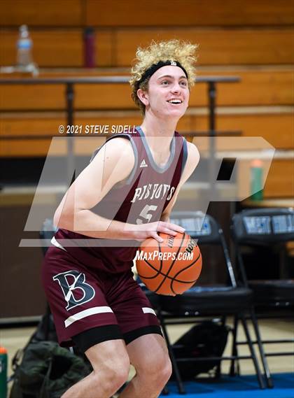 Thumbnail 2 in Mater Dei Catholic vs. Bishop's photogallery.
