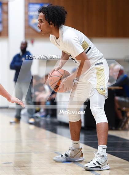 Thumbnail 3 in Mater Dei Catholic vs. Bishop's photogallery.