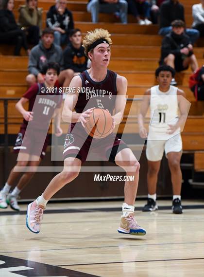 Thumbnail 3 in Mater Dei Catholic vs. Bishop's photogallery.