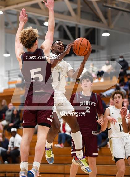 Thumbnail 3 in Mater Dei Catholic vs. Bishop's photogallery.