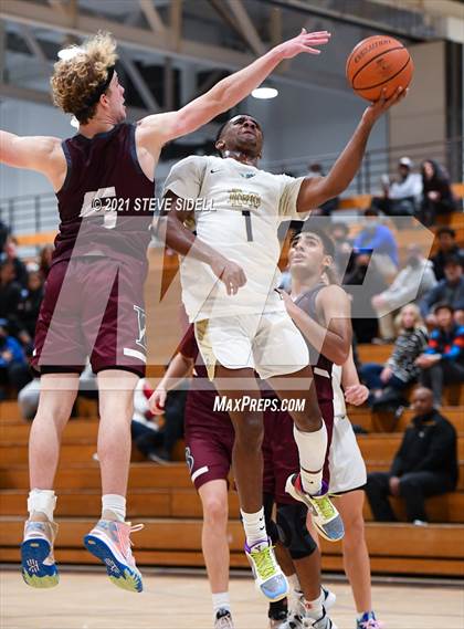 Thumbnail 2 in Mater Dei Catholic vs. Bishop's photogallery.