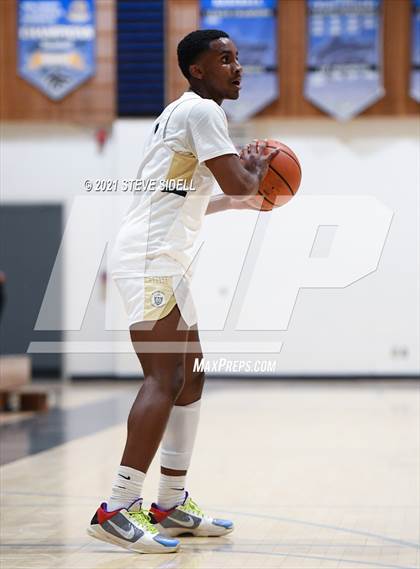 Thumbnail 1 in Mater Dei Catholic vs. Bishop's photogallery.