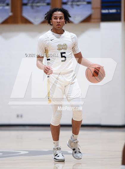 Thumbnail 1 in Mater Dei Catholic vs. Bishop's photogallery.
