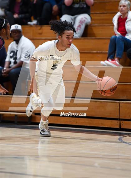 Thumbnail 3 in Mater Dei Catholic vs. Bishop's photogallery.