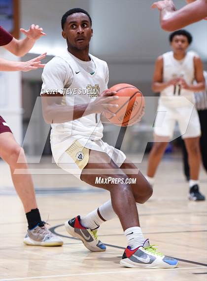 Thumbnail 2 in Mater Dei Catholic vs. Bishop's photogallery.
