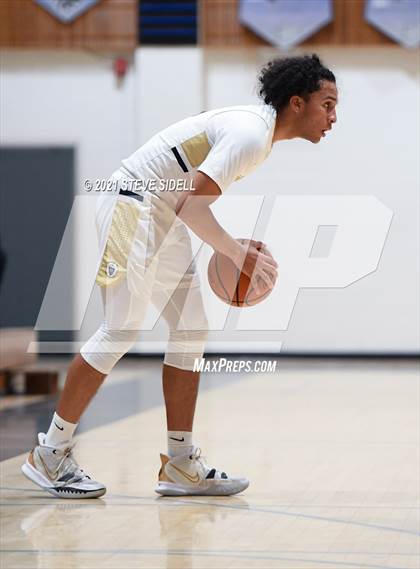 Thumbnail 3 in Mater Dei Catholic vs. Bishop's photogallery.