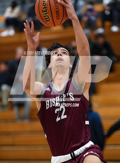 Thumbnail 2 in Mater Dei Catholic vs. Bishop's photogallery.