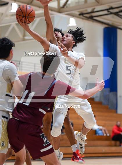 Thumbnail 1 in Mater Dei Catholic vs. Bishop's photogallery.
