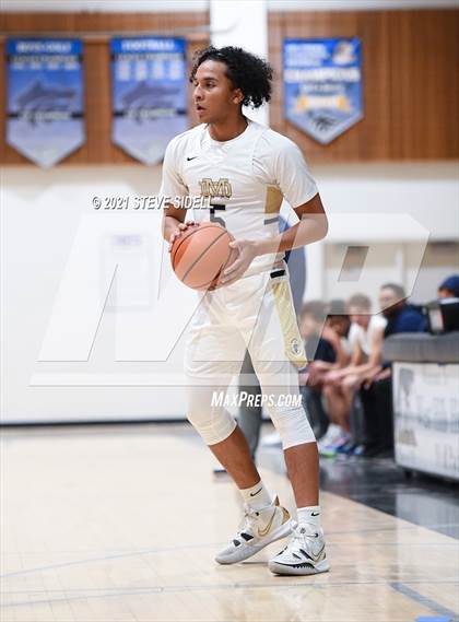 Thumbnail 2 in Mater Dei Catholic vs. Bishop's photogallery.