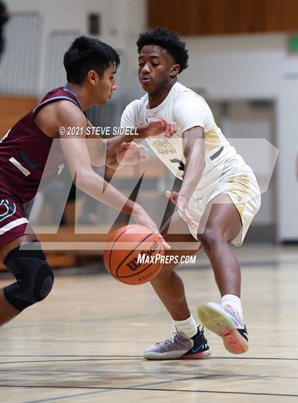 Thumbnail 1 in Mater Dei Catholic vs. Bishop's photogallery.