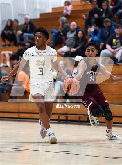 Thumbnail 3 in Mater Dei Catholic vs. Bishop's photogallery.