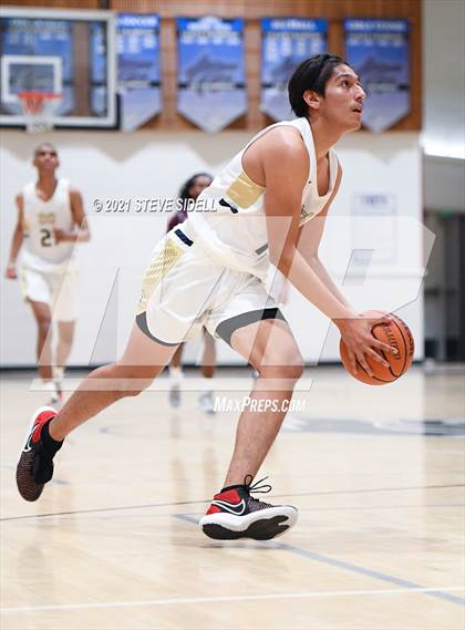 Thumbnail 2 in Mater Dei Catholic vs. Bishop's photogallery.