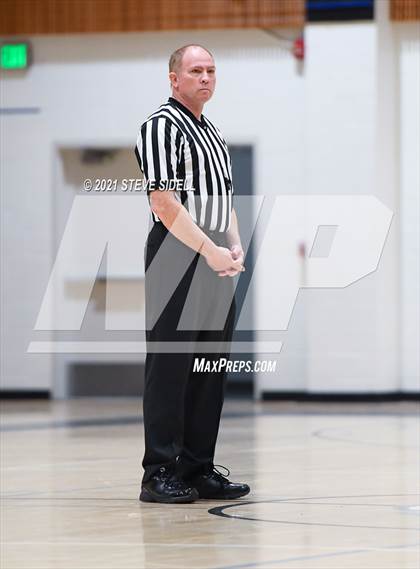 Thumbnail 2 in Mater Dei Catholic vs. Bishop's photogallery.