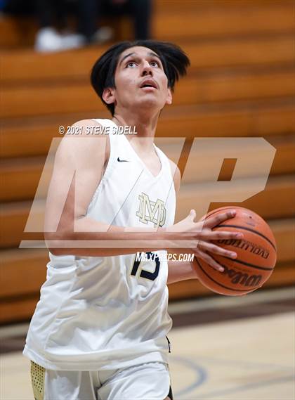 Thumbnail 3 in Mater Dei Catholic vs. Bishop's photogallery.