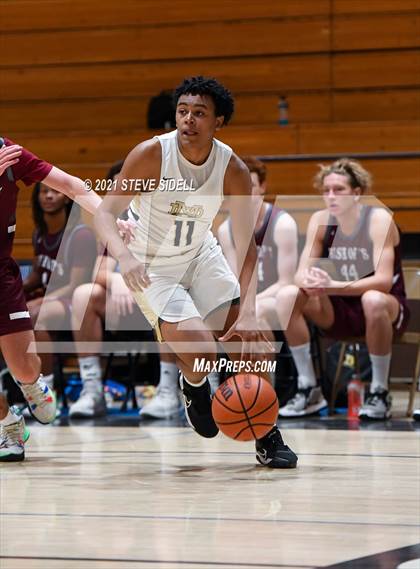 Thumbnail 2 in Mater Dei Catholic vs. Bishop's photogallery.