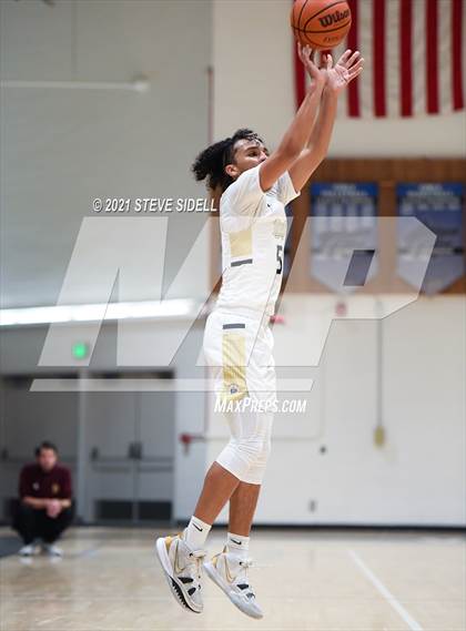 Thumbnail 3 in Mater Dei Catholic vs. Bishop's photogallery.