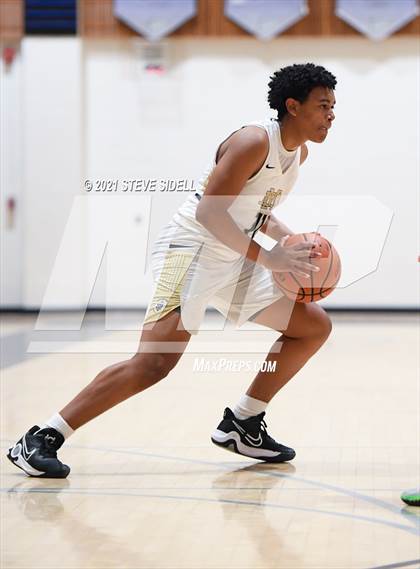 Thumbnail 1 in Mater Dei Catholic vs. Bishop's photogallery.