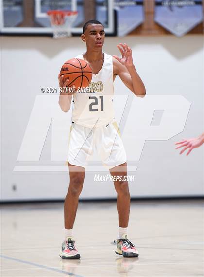 Thumbnail 3 in Mater Dei Catholic vs. Bishop's photogallery.