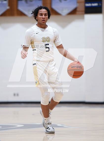 Thumbnail 3 in Mater Dei Catholic vs. Bishop's photogallery.